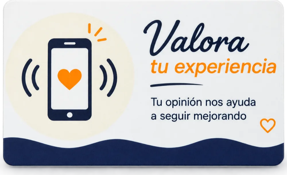 Tarjeta NFC con el texto «Valora tu experiencia» sobre fondo blanco y azul marino
